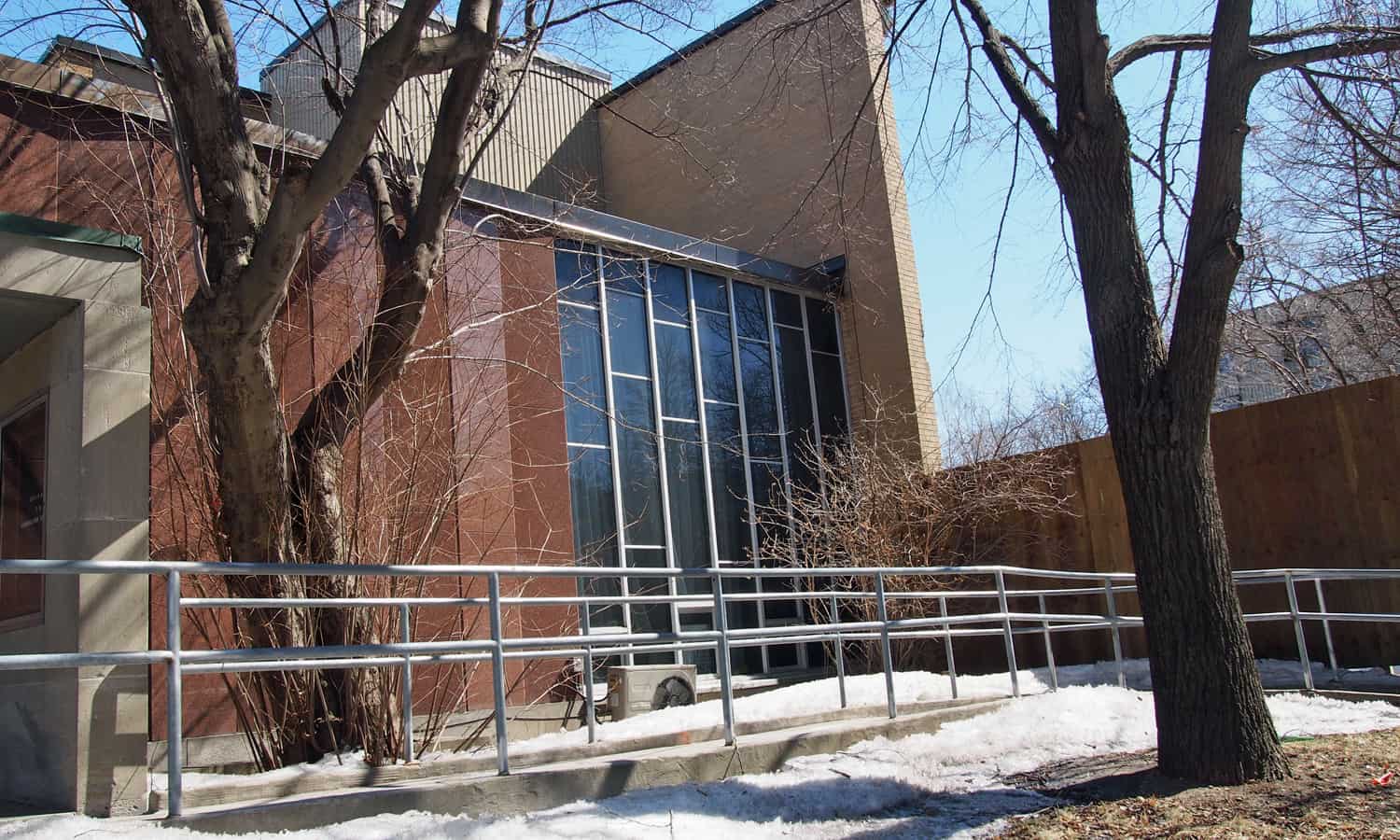 Detail at the interface between the synagogue and the community centre (previously demolished)